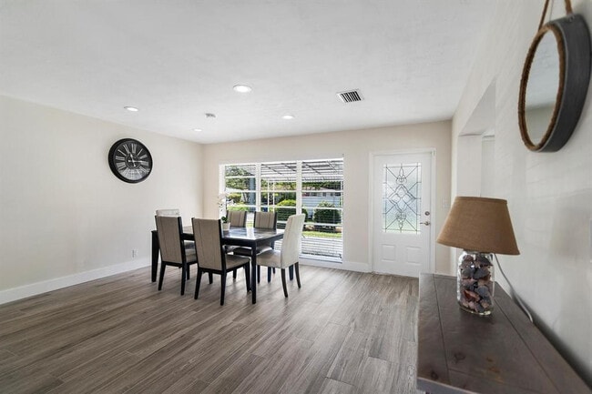 Building Photo - 2501 NE 12th St