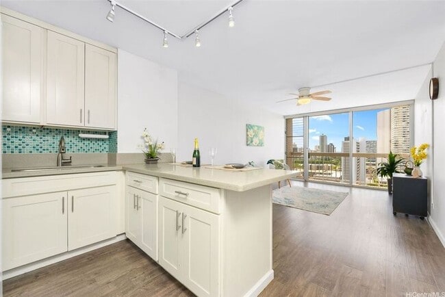 Building Photo - 2630 Kapiolani Blvd