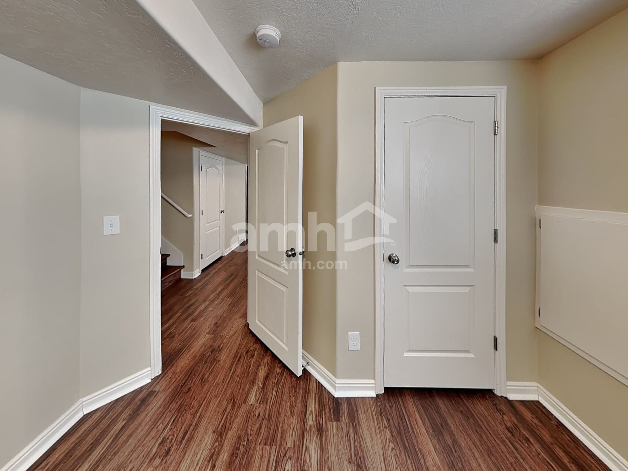 Building Photo - 858 N Wooden Ln