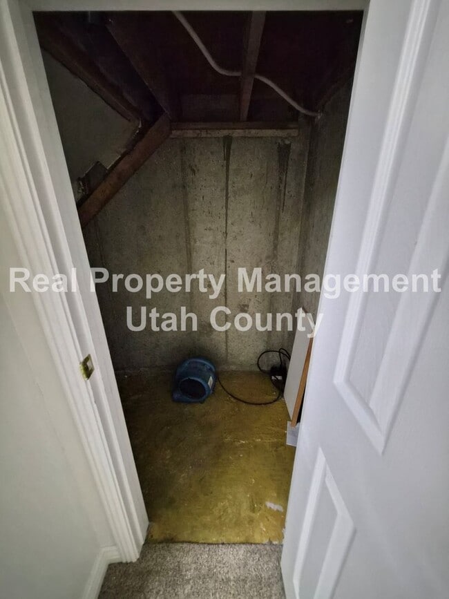 Building Photo - Beautiful Orem Home New Paint and Flooring