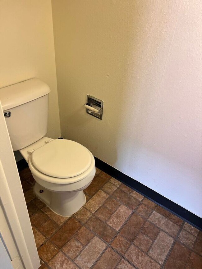 Building Photo - Spacious Three Bedroom Townhome in Westmin...