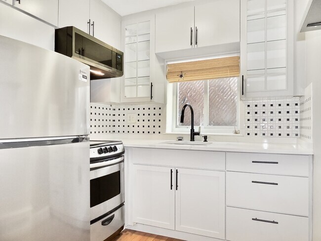 Building Photo - 541 Adams St