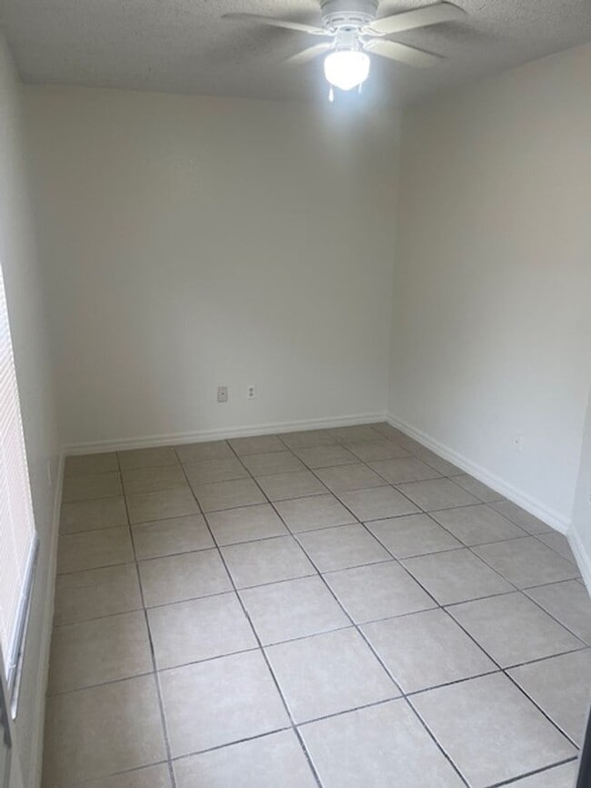 Building Photo - 1515 S Oleander Ave