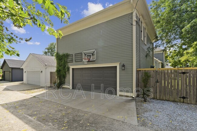 Building Photo - 1321 N Beville Ave