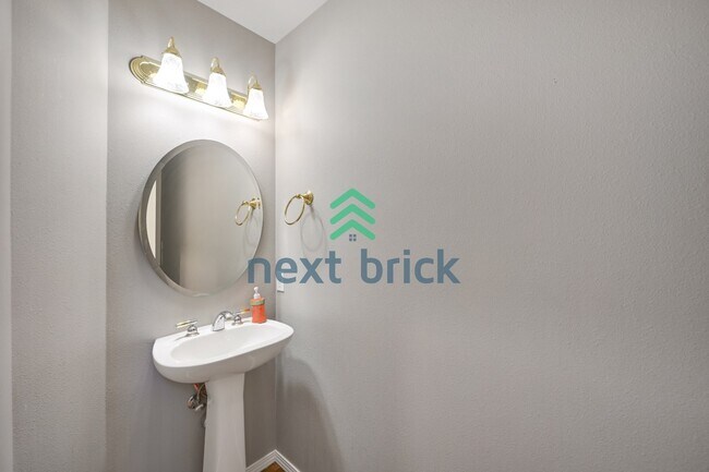 Building Photo - Quiet and Spacious 5-Bedroom Haven w/ 2.5 Baths – 2420 Sq Ft of Comfort Awaits!