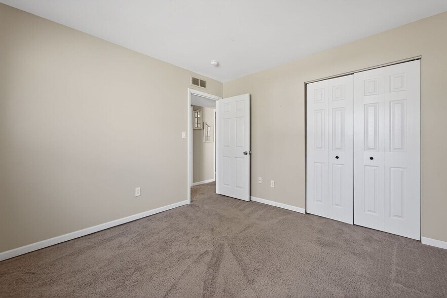 Building Photo - 35046 Rosslyn St