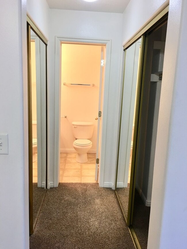 Building Photo - Hawk Hollow Townhome