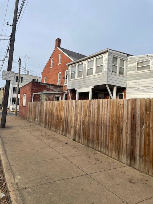 Building Photo - 237 Pattison St