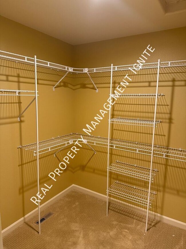 Building Photo - Immaculate Westside Home in the Pine Trees