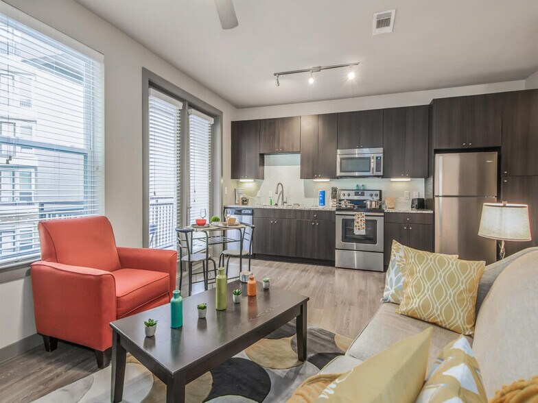 Building Photo - 1915 Canterbury St