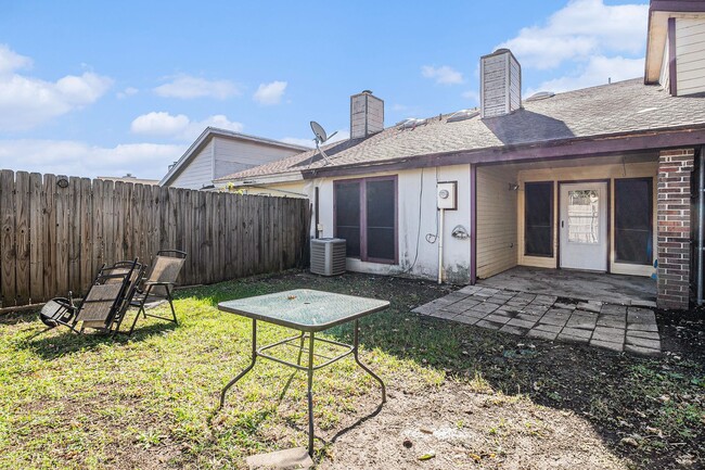 Building Photo - This charming 2-bedroom, 2-bathroom duplex...