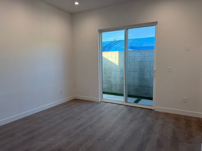 Building Photo - Stunning 10-Foot Ceilings & Modern Luxury ...