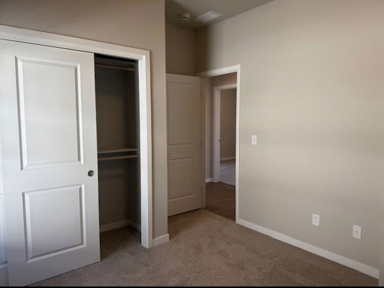 Building Photo - 1920 Howling Moon Way