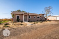 Building Photo - Fresno Westside Farm Home, 3BR/1BA, Built ...