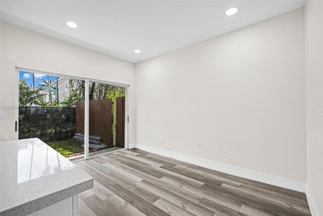 Building Photo - 1681 SE 30th St