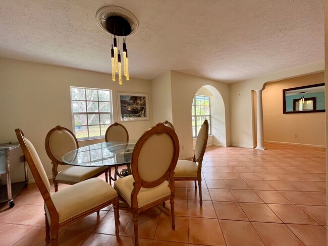 Building Photo - 3 bed/ 2 bath Beauty!