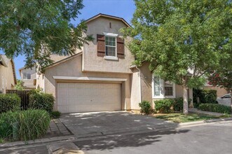 Building Photo - Spacious 4 Bedroom Home in North Clovis Gated Community