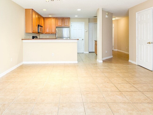 Building Photo - 3/2.5 in Hawthorne Glen - New carpet and p...