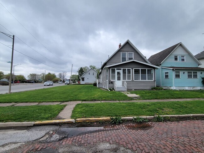 Building Photo - 605 41st St