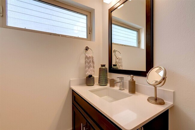 Building Photo - 1914 Maryland St