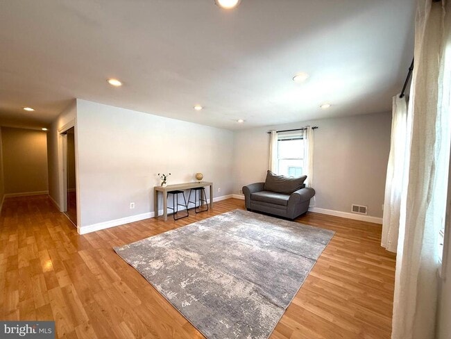 Building Photo - 701 N Vermont St