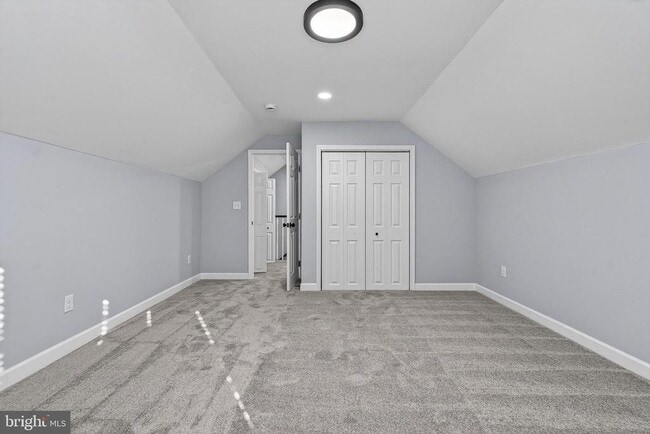 Building Photo - 2403 Kingsway Rd