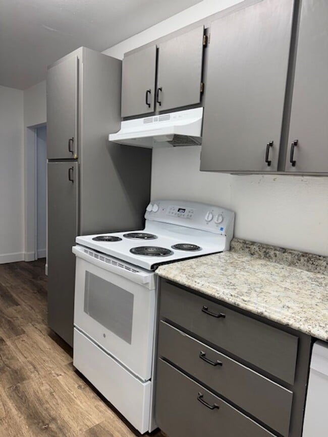 Building Photo - Quiet neighborhood!!