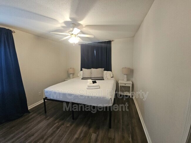 Building Photo - 4625 Tree Line Dr