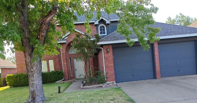 Building Photo - Stunning lake views directly from the backyard