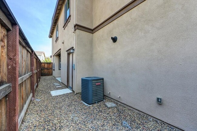 Building Photo - Now Leasing – 3 Bed + Loft, 2.5 Bath (2019...
