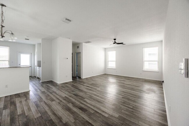 Building Photo - 448 English Oak St