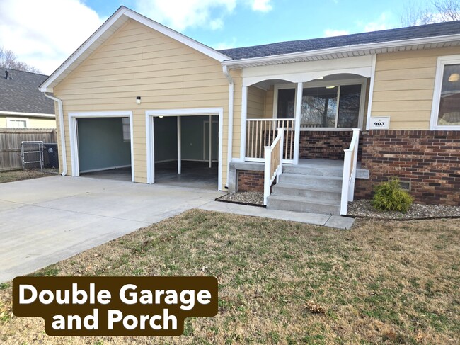 Building Photo - 903 Young St