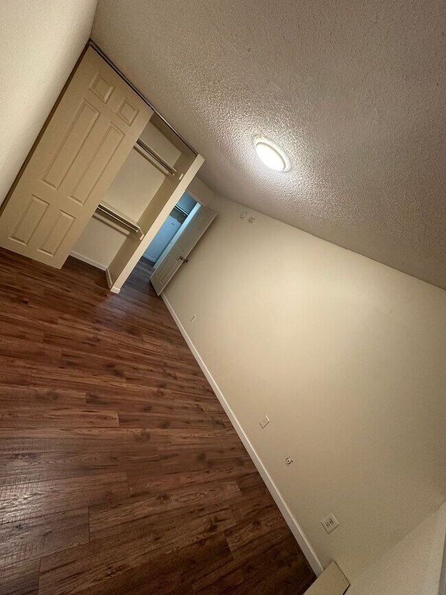 Building Photo - Charming 2 Bed / 1 Bath Apartment in a Prime Location!