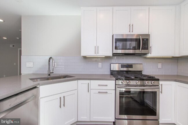 Building Photo - 720 S Sartain St