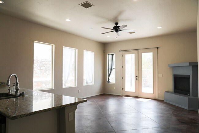 Building Photo - 2 Bed, 2 Bath Townhome