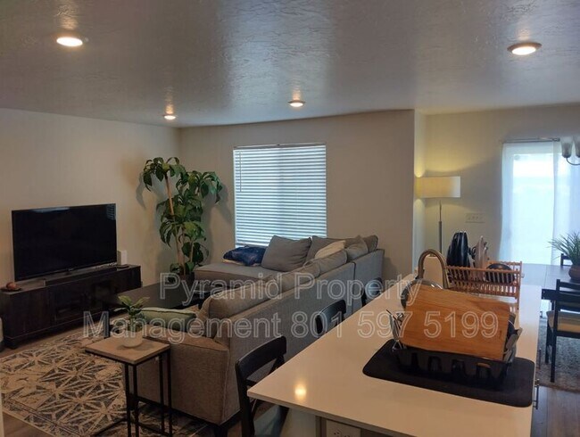 Building Photo - 557 Winding River Ave