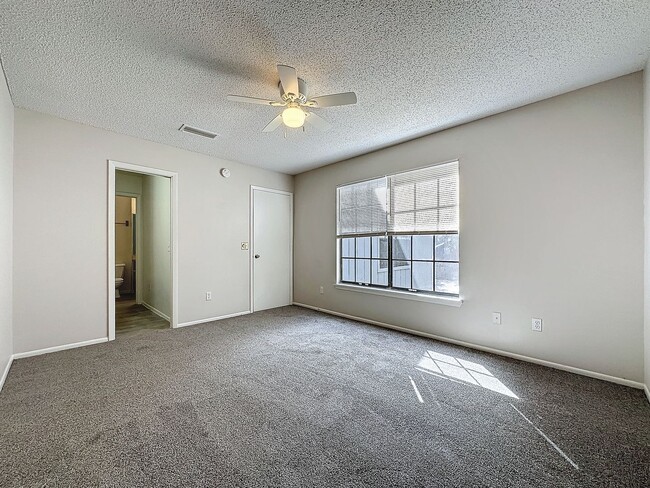 Building Photo - Carmel Oaks Townhome style Condo in Orlando