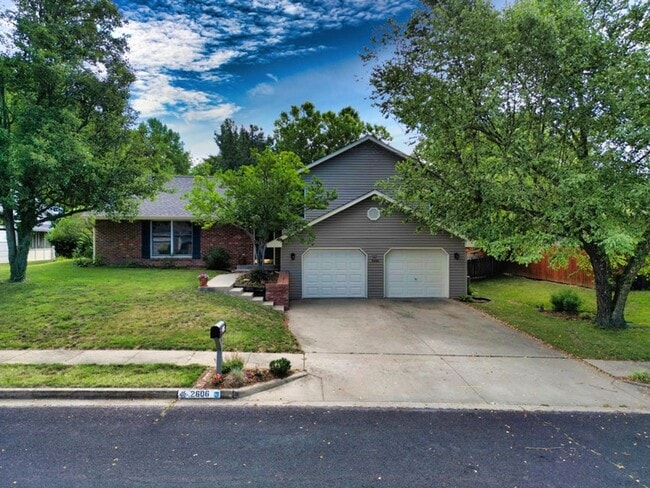 Primary Photo - Fantastic Location! Close to MKT & Twin Lakes! 3BR/2.5BA/2000sqft., 2-Car Garage, Large Fenced Ya...