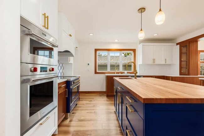 Building Photo - Updated 4 Bedroom North Capitol Hill Craftsman