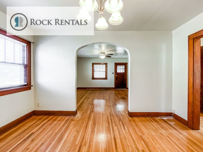Building Photo - 2 Bed 1 Bath with Basement