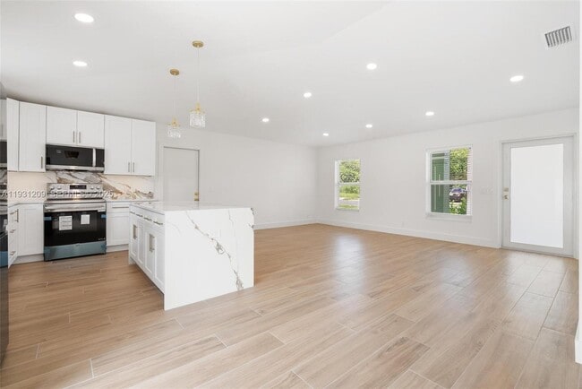 Building Photo - 102 SW 13th Ave