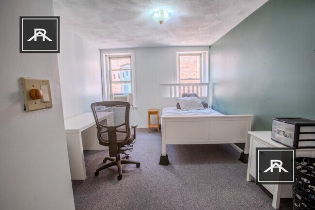 Building Photo - 3 bedroom in Brookline MA 02135
