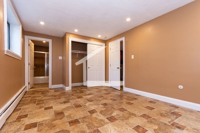 Building Photo - Nicely renovated pet friendly unit for 9/1.