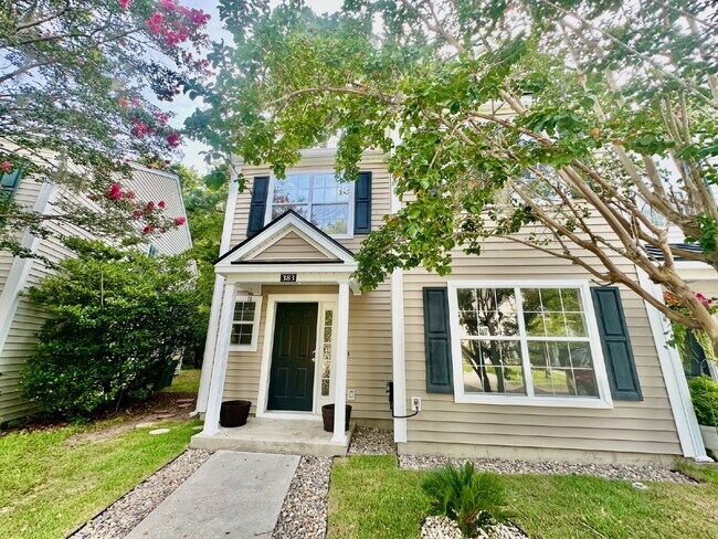 Building Photo - Four Bedroom, End Unit Townhome in the Farm!