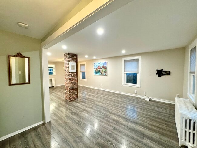 Building Photo - 102 Pine St