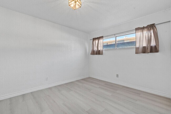 Building Photo - Welcome to this modern, remodeled condo!