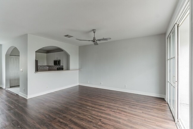 Building Photo - Gorgeous 2 bed 2.5 bathroom townhouse in d...