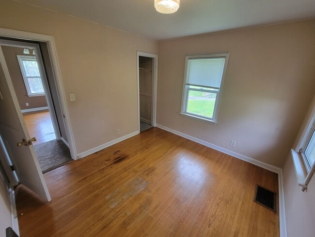 Building Photo - AVAILABLE JUNE - 5 Bed/2 Bath Home Close To Campus!