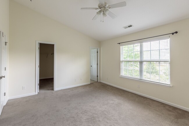 Building Photo - Spacious Townhome in Greensboro NC