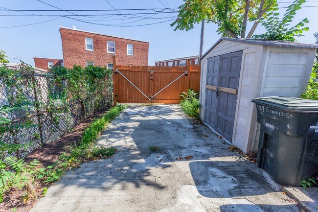 Building Photo - Trinidad Rowhome | 2 Bed | 1 Bath | 800 Sf | Large Fenced-In Front Porch & Fenced-in Backyard | 2...